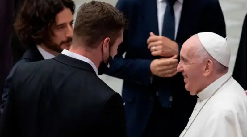 El actor Jonathan Roumie (izquierda) y el director Dallas Jenkins (centro) se encuentran con el Papa Francisco. (Foto: Daniel Ibáñez/ACI)