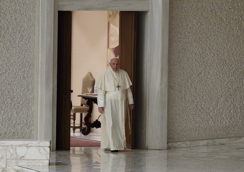 El Papa Francisco llega a su audiencia general en el aula Pablo VI del Vaticano el 25 de agosto de 2021. En una entrevista radiofónica, el Papa dijo que no se consideraron todas las "eventualidades" en la retirada de Afganistán. (Foto CNS /Paul Haring)