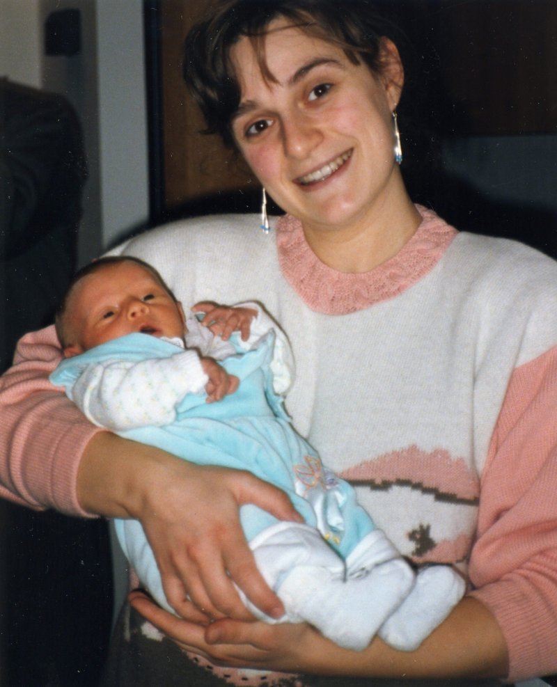 Maria Cristina Mocellin, una mamá italiana que retrasó su tratamiento de quimioterapia para salvar la vida de su hijo que no había nacido, aparece en la foto con el niño, a quien le puso Francesco, en 1991. Mocellin, que murió de cáncer en 1995, ha sido proclamada venerable por el papa Francisco. (Foto CNS/Cortesía de la Associazione Amici di Cristina Onlus)