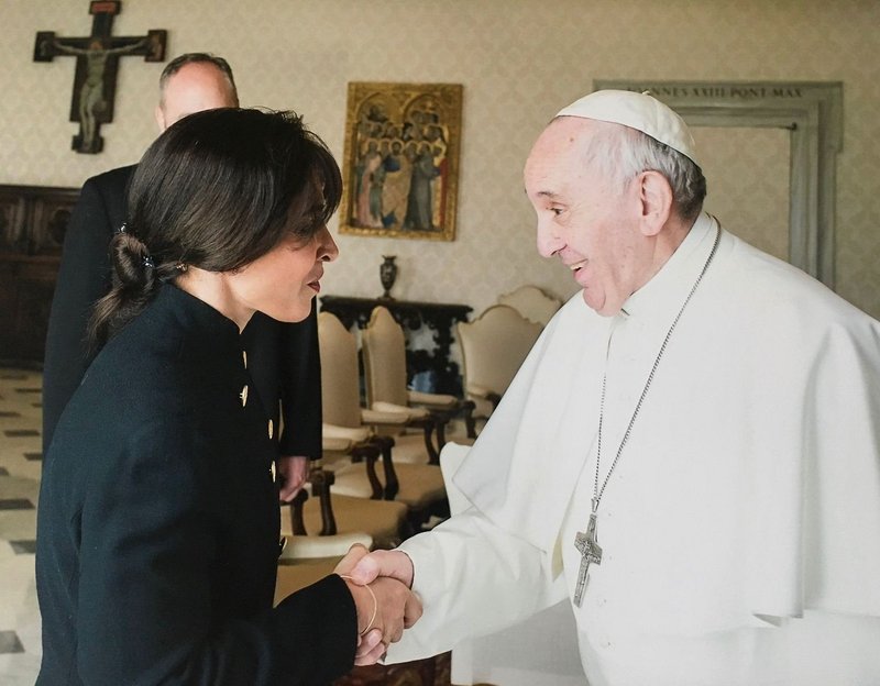 El papa Francisco nombró a la teóloga argentina Emilce Cuda como la nueva jefa de oficina de la Comisión Pontificia para América Latina, cargo que asume el 1 de septiembre de 2021. Cuda aparece en esta foto con el papa en el Vaticano el 17 de marzo de 2017. (Foto CNS/Vatican Media)