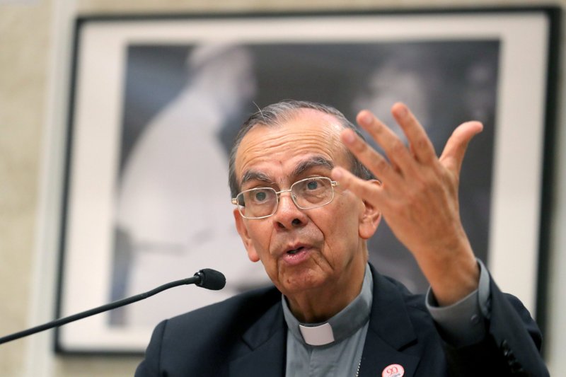 El cardenal Gregorio Rosa Chávez de San Salvador, El Salvador, aparece en esta foto de archivo del 12 de octubre de 2018 en Roma. El cardenal está haciendo sonar la alarma sobre la erosión de la democracia en El Salvador. (Foto CNS/Alessandro Bianchi, Reuters)