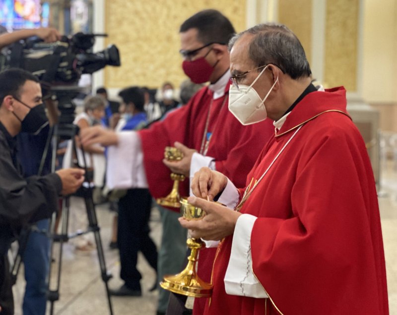 Dos obispos salvadoreños ofrecen Comunión mientras celebran la fiesta de San Oscar Romero el 24 de marzo de 2021 en la catedral de San Salvador, El Salvador. En un comunicado del 12 de septiembre, la Conferencia Episcopal de El Salvador se pronunció ante cambios en el país, diciendo que aunque el cambio es necesario, "no beneficiaría a nuestro amado país" si no se respeta la constitución y el estado de derecho. (Foto CNS/Rhina Guidos)