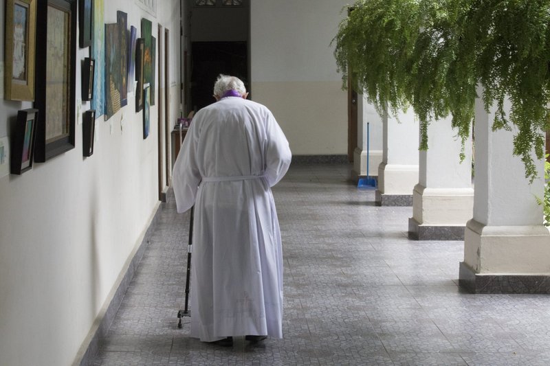 Un sacerdote anciano aparece en esta foto de archivo caminando hacia su residencia en la Iglesia Nuestra Señora del Carmen en la Ciudad de Panamá. Envejecer no es una enfermedad, es un privilegio, dijo el papa Francisco a los sacerdotes mayores en un mensaje escrito. (Foto CNS/Bob Roller)