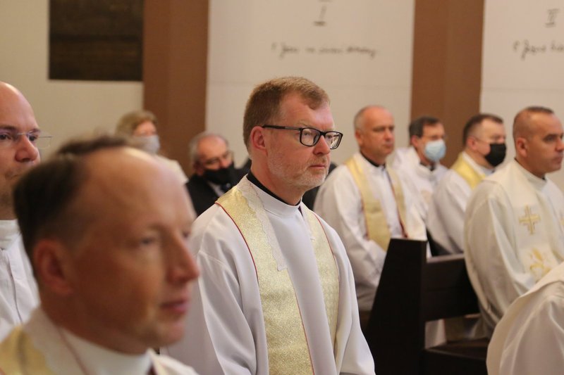 El padre jesuita Hans Zollner, en el centro, miembro de la Comisión Pontificia para la Protección de Menores, es visto en una conferencia de representantes de la Iglesia y expertos en protección de menores en Varsovia, Polonia, el 20 de septiembre de 21. El Papa Francisco en un mensaje a la conferencia llamó a los obispos a reconocer los errores en su manejo de los abusos sexuales y a convertir el dolor en "caminos concretos de reforma." (Foto CNS/Cortesía EpiskopatNews.)