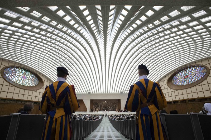 Guardias suizos vigilan mientras el Papa Francisco dirige una audiencia con los fieles de la Diócesis de Roma en el Vaticano el 18 de septiembre de 2021. (Foto CNS / Vatican Media)