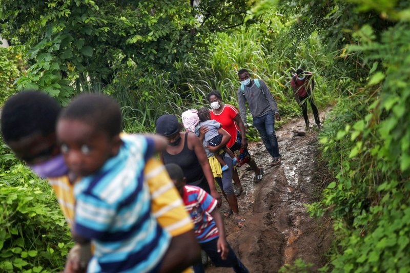 Migrantes haitianos caminan por el bosque en Tuxtla Chico, México, el 16 de septiembre de 2021, como parte de un grupo de miles de migrantes que se dirigían a la frontera con Estados Unidos. (Foto CNS/Edgard Garrido, Reuters)