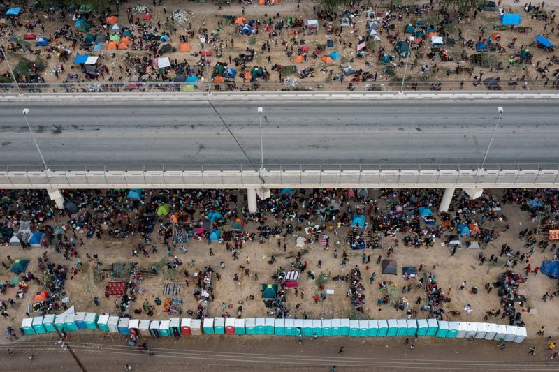 Migrantes en Del Río, Texas, buscan refugio mientras esperan ser procesados cerca del Puente Internacional Del Río el 18 de septiembre de 2021. (Foto CNS/Adrees Latif, Reuters)