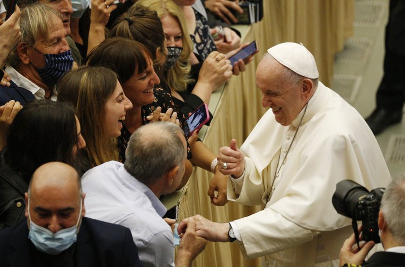 El papa Francisco saluda a personas durante su audiencia general en la sala Pablo VI en el Vaticano el 22 de septiembre de 2021. (Foto CNS/Paul Haring)