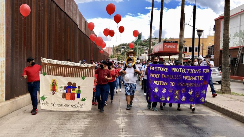 Personas en Nogales, México, marchan durante la manifestación "Restaurar las protecciones para las familias santas: Acción Profética para #SalvarElAsilo" manifestación del 25 de septiembre de 2021. (Foto CNS/cortesía Red de Solidaridad Ignaciana)