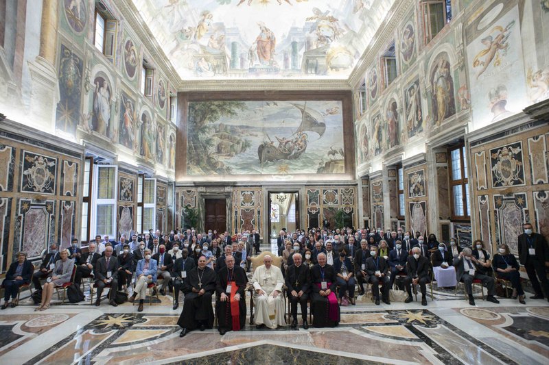 El Papa Francisco posa con miembros de la Pontificia Academia para la Vida en la Sala Clementina del Palacio Apostólico en el Vaticano el 27 de septiembre de 2021. (CNS photo/Vatican Media)