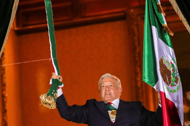 El presidente mexicano, Andrés Manuel López Obrador, asiste a una ceremonia para conmemorar el bicentenario de la independencia de México de España en el Palacio Nacional en la Ciudad de México el 15 de septiembre de 2021. El papa Francisco instó a los mexicanos a que se centren en el presente y miren al futuro, en vez de quedarse en el pasado, mientras el país celebra el bicentenario de su independencia. (Foto CNS/Henry Romero, Reuters)