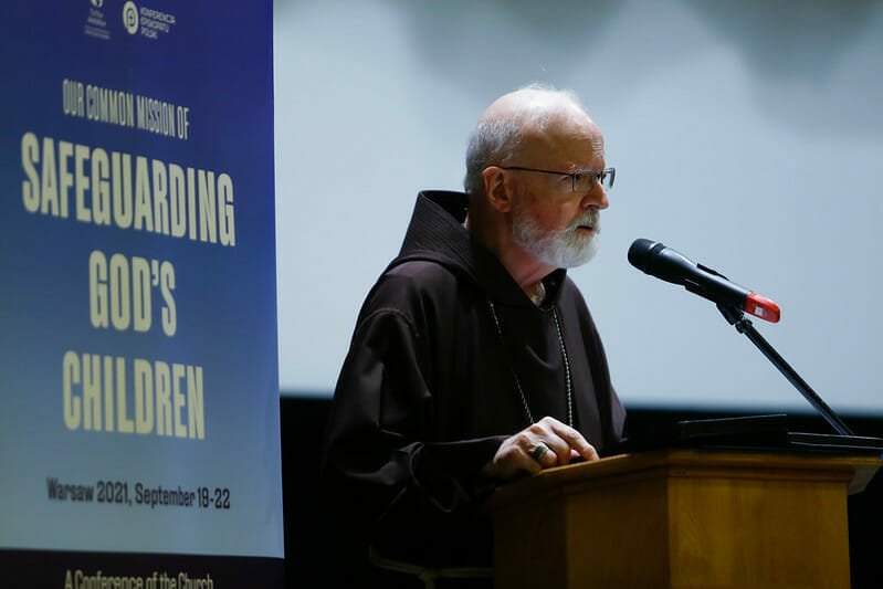 Cardenal Sean O'Malley, dirigiéndose a los participantes de un congreso en Varsovia, Polinia, sobre prevención de abusos. (Foto: Cortesía Pontificia Comisión para la Protección de Menores.)