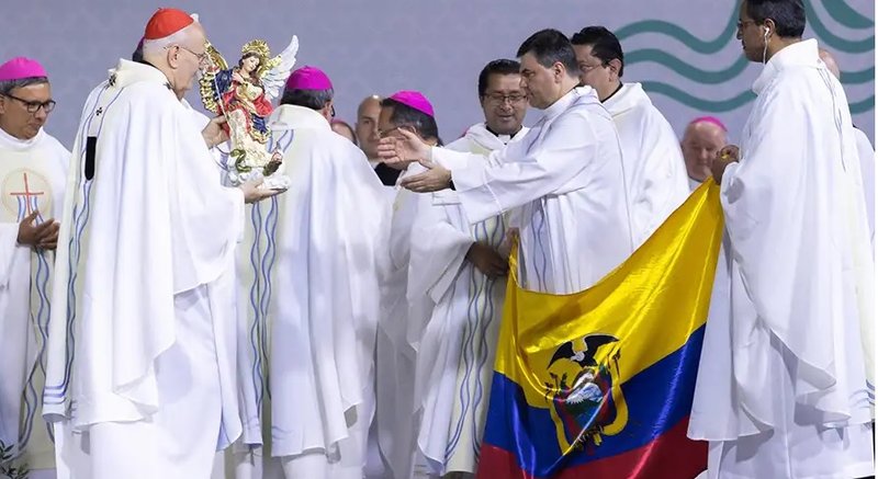 Bendicen bandera de Ecuador, donde tendrá lugar el próximo Congreso Eucarístico Internacional. (Foto: Daniel Ibáñez / ACI Prensa.)