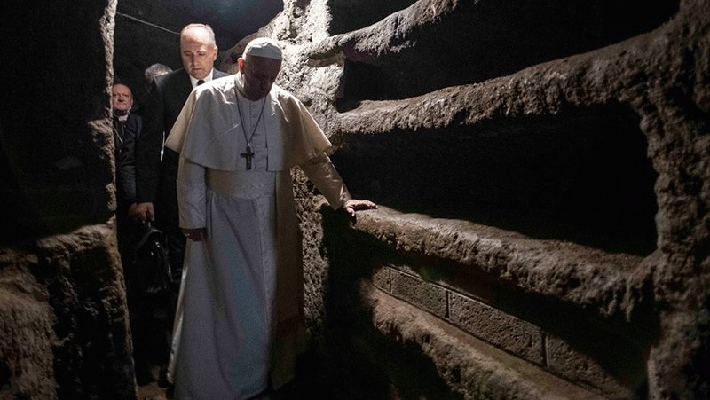 El Papa Francisco durante una visita a las catacumbas. (Foto: Vatican Media)