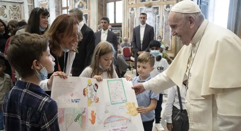 Papa Francisco con algunos niños de la Fundación Arche. (Foto: Vatican Media)