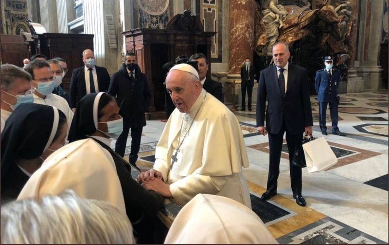 La religiosa colombiana Gloria Cecilia Narváez y el Papa Francisco, antes del comienzo de la Misa de apertura del proceso sinodal. (Foto: Twitter Oscar Elizalde)