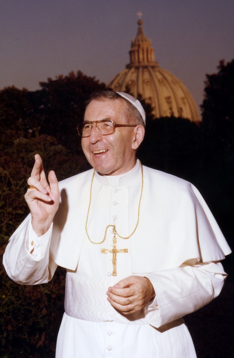 El Papa Juan Pablo I es fotografiado en el Vaticano en 1978, durante su corto tiempo como pontífice. El cardenal italiano Albino Luciani fue elegido Papa el 26 de agosto y ocupó la sede de San Pedro durante sólo 34 días. Fue encontrado muerto una mañana después de sufrir un infarto masivo provocado por problemas circulatorios. (Foto de archivo CNS)
