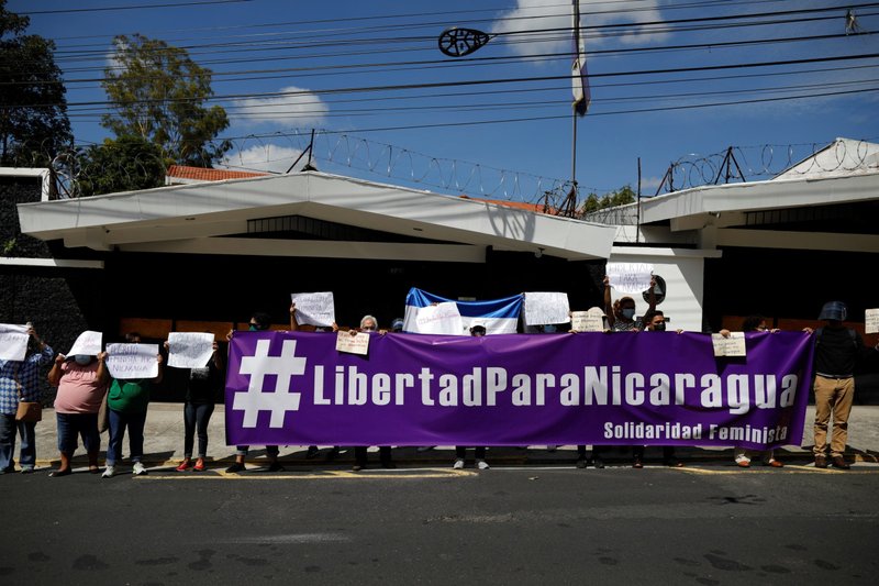 Un grupo de mujeres protesta frente a la embajada de Nicaragua en San Salvador, El Salvador, el 30 de junio de 2021, para exigir fin a la represión y la liberación de presos políticos en Nicaragua. Imagen referencial. (Foto CNS/José Cabezas, Reuters)