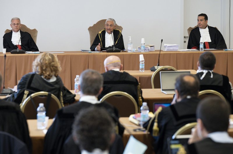 Los jueces del Tribunal Penal del Estado de la Ciudad del Vaticano -Venerando Marano, Giuseppe Pignatone y Carlo Bonzano- se enfrentan a docenas de abogados en una sala improvisada del Vaticano el 27 de julio de 2021, cuando comienza el juicio de 10 acusados en un caso de malversación financiera. El cardenal Angelo Becciu está entre los acusados. (Foto CNS/Vatican Media)