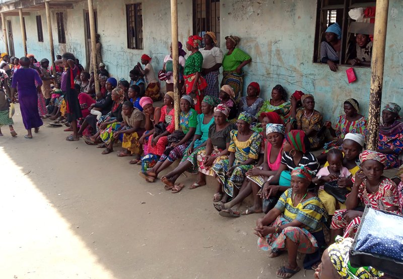 Mujeres desplazadas internamente sentadas fuera de un refugio para familias que escaparon de la violencia entre pastores y comunidades agrícolas cerca de Jos, Nigeria, 19 de noviembre de 2018. Los líderes católicos se sienten frustrados por el conflicto de un año de duración en Nigeria entre pastores tradicionales y agricultores cristianos, que se ha cobrado vidas y ha desplazado a personas. (Foto CNS /Inusa Joshua, Reuters)