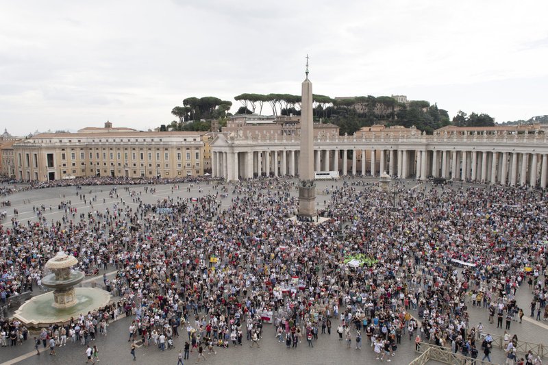 La gente asiste al Ángelus dirigido por el Papa Francisco desde la ventana de su estudio con vistas a la Plaza de San Pedro en el Vaticano el 4 de octubre de 2021. Imagen referencial. (Foto CNS /Vatican Media)