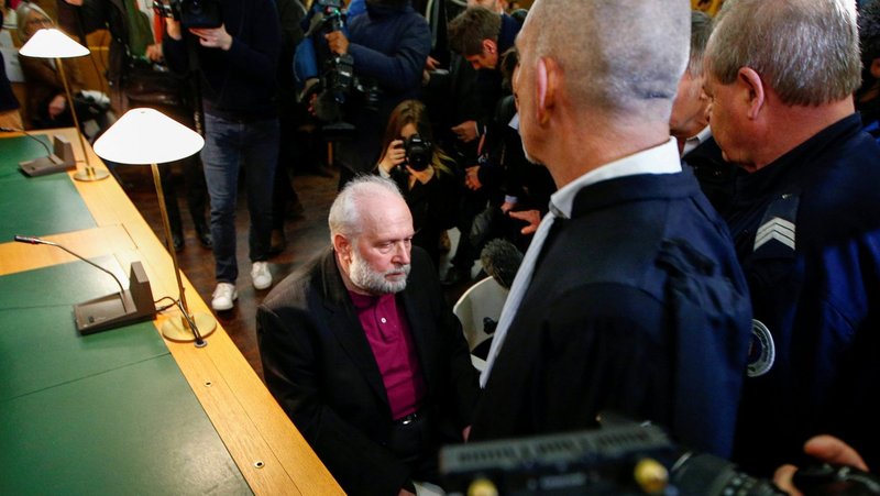 El ex sacerdote francés Bernard Preynat en un tribunal de Lyon, Francia, el 13 de enero de 2020. El 16 de marzo de ese año fue condenado a cinco años de cárcel por la agresión sexual a scouts. (Foto CNS /Emmanuel Foudrot, Reuters)