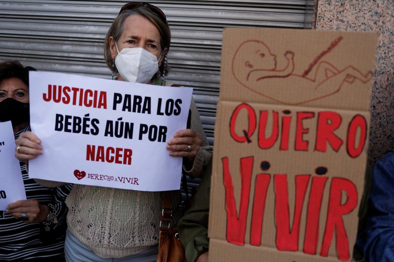Miembros de organizaciones en contra del aborto protestan ante el Tribunal Constitucional en Madrid el 28 de septiembre de 2021. (Foto CNS/Susana Vera, Reuters)