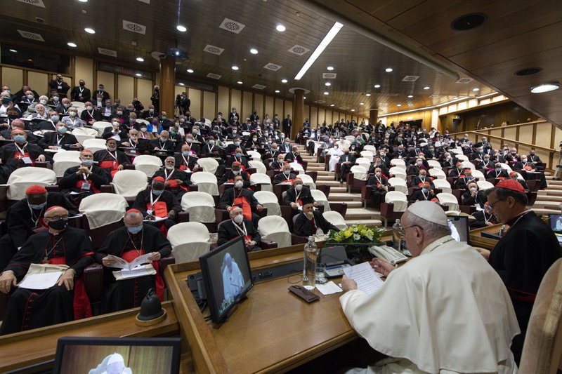 El Papa Francisco dirige una reunión con representantes de las conferencias episcopales de todo el mundo en el Vaticano el 9 de octubre de 2021. La reunión se produjo en el momento en que el Vaticano pone en marcha el proceso que conducirá a la asamblea del Sínodo mundial de los Obispos en 2023. (Foto CNS/Paul Haring)