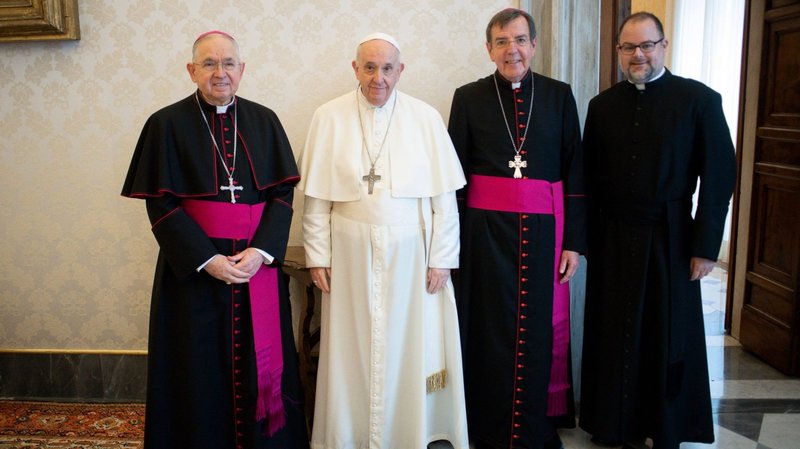 El Papa Francisco posa con el arzobispo de Los Ángeles, José H. Gómez, presidente de la Conferencia Episcopal de Estados Unidos, el arzobispo de Detroit, Allen H. Vigneron, vicepresidente, y el padre Michael Fuller, secretario general interino, en la biblioteca del Palacio Apostólico del Vaticano el 11 de octubre de 2021. Los líderes de la USCCB se reúnen con el Papa cada octubre y visitan las congregaciones del Vaticano antes de la reunión general de los obispos de Estados Unidos en noviembre. (Foto CNS/Vatican Media)