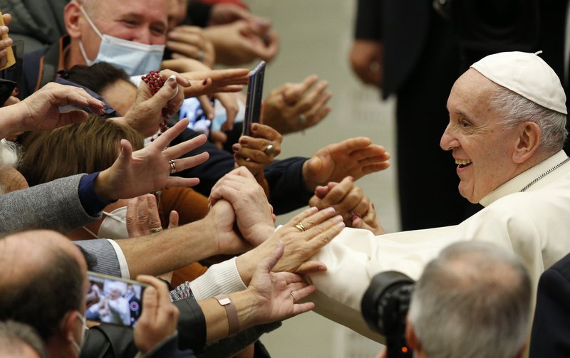 El papa Francisco saluda a la multitud durante su audiencia general en la sala Pablo VI en el Vaticano el 13 de octubre de 2021. (Foto CNS/Paul Haring)