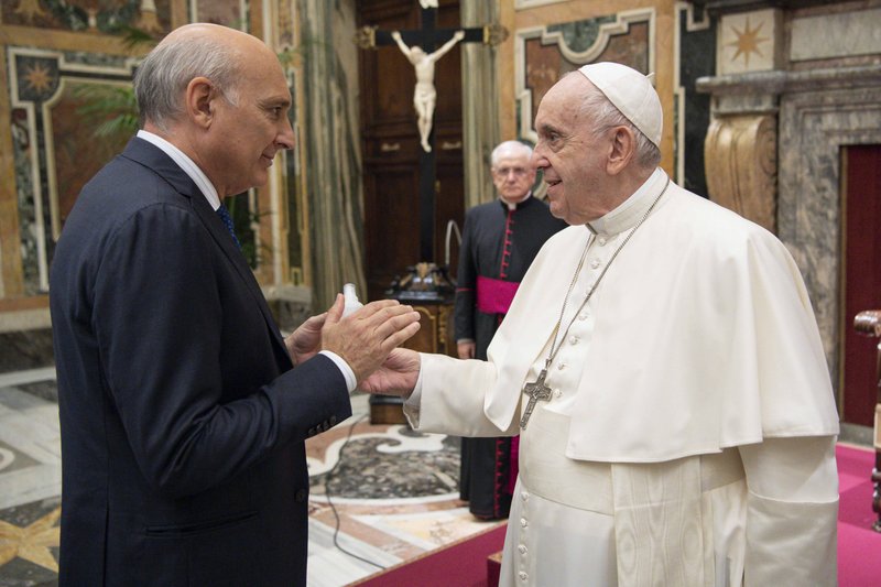 El Papa Francisco saluda a Fausto Bartolini, miembro de una asociación italiana de farmacéuticos que trabajan en hospitales o para el servicio sanitario del gobierno, durante una reunión en la Sala Clementina del Palacio Apostólico en el Vaticano el 14 de octubre de 2021. (Foto CNS /Vatican Media)