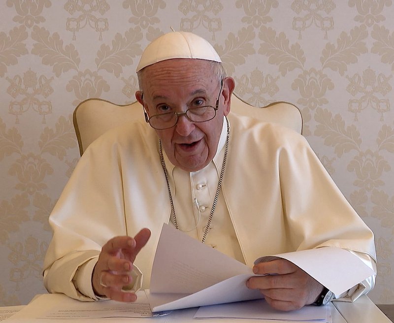 Si bien los subsidios del gobierno son absolutamente necesarios a veces para ayudar a una familia a sobrevivir, la creación de empleo es lo que les ayudará a prosperar, dijo el Papa Francisco en un mensaje de video reproducido en una conferencia de negocios en Argentina el 14 de octubre de 2021. (Captura de pantalla de CNS/Vatican Media)