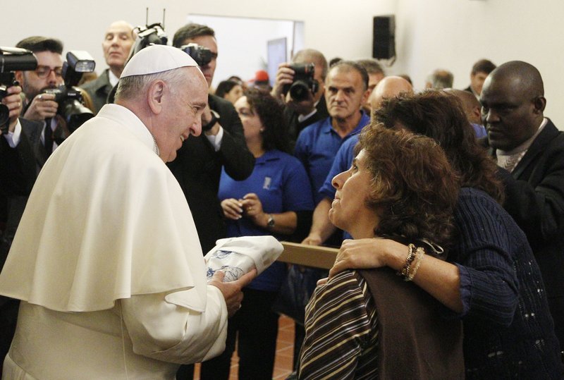 El Papa Francisco saluda a la gente durante un encuentro con los pobres en el arzobispado de Asís, Italia, en esta foto de archivo del 4 de octubre de 2013. El Papa viajará a Asís el 12 de noviembre para un tiempo de escucha y oración con 500 pobres de varios países. (Foto: CNS/Paul Haring)