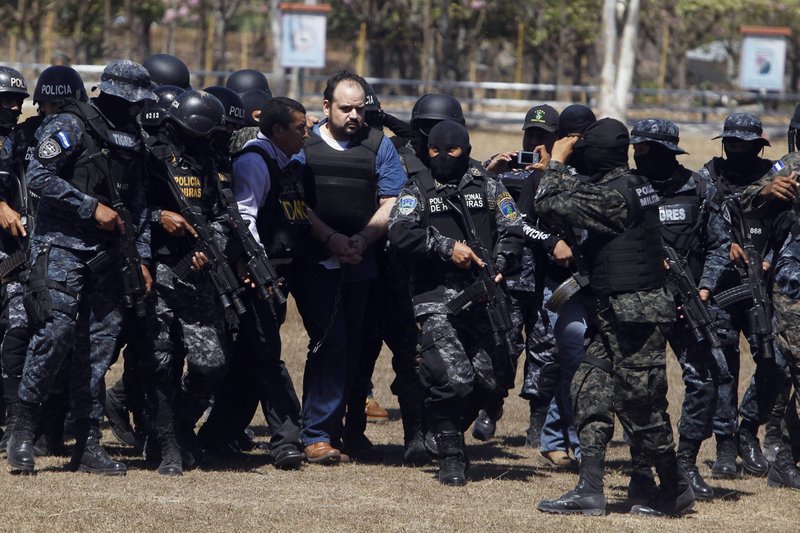 Fuerzas especiales hondureñas escoltan al político y presunto narcotraficante José Miguel Handal a un batallón militar en Tegucigalpa el 13 de marzo de 2015. Los obispos de Honduras han instado a votantes que no apoyen a los candidatos "manchados" por los cárteles de la droga en las elecciones de noviembre. (Foto CNS/Jorge Cabrera, Reuters)
