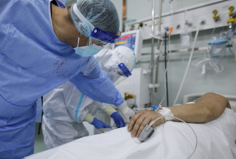 Un médico y una enfermera del Instituto de Neumología Marius Nasta en Bucarest, Rumanía, atienden a un paciente con coronavirus el 17 de octubre de 2021. El Papa Francisco dijo el 18 de octubre que la riqueza o la falta de ella de una persona no debe ser el factor determinante a la hora de recibir atención sanitaria. (Foto: CNS /Inquam Photos, Octav Ganea vía Reuters)