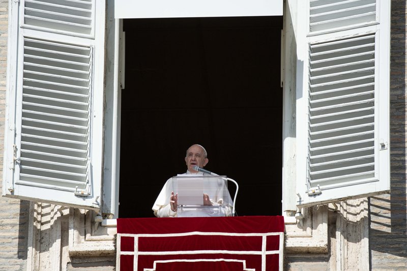 El Papa Francisco dirige el Ángelus desde la ventana de su estudio con vistas a la Plaza de San Pedro en el Vaticano el 24 de octubre de 2021. (Foto CNS /Vatican Media)