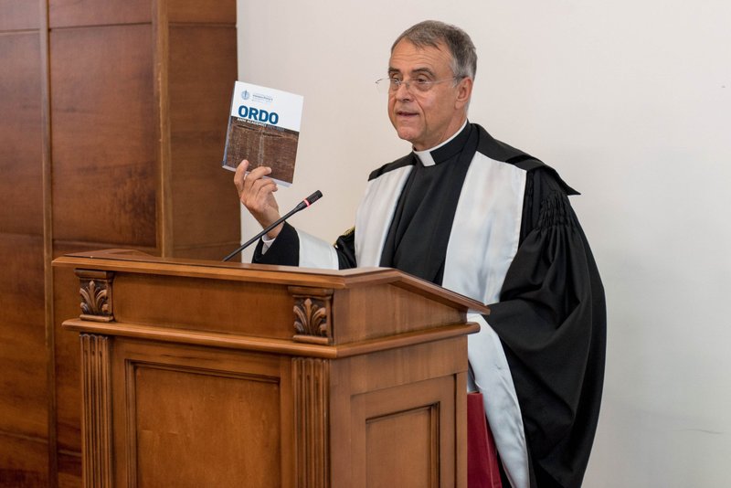 Monseñor Philippe Bordeyne, nuevo director del Pontificio Instituto Teológico Juan Pablo II para las Ciencias del Matrimonio y la Familia, habla durante la inauguración del año académico en el instituto en Roma el 22 de octubre de 2021. (Foto: CNS /Pontifical John Paul II Theological Institute for Marriage and Family Sciences)