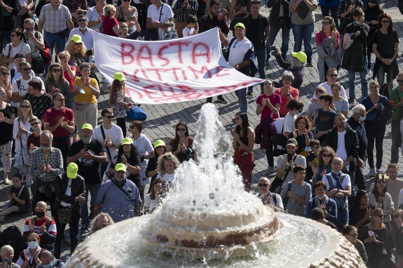 Personas en la Plaza de San Pedro asisten al Ángelus dirigido por el papa Francisco desde la ventana de su estudio con vistas a la plaza del Vaticano el 24 de octubre de 2021. (Foto: CNS /Vatican Media)