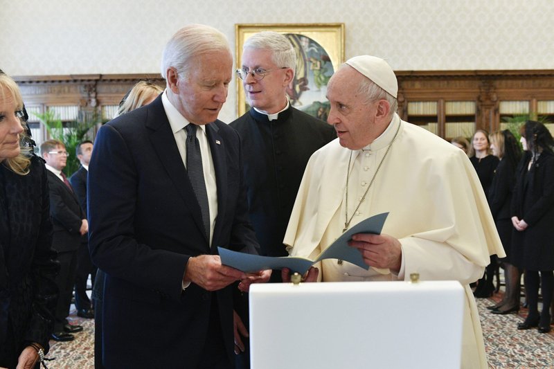 El presidente de Estados Unidos, Joe Biden, intercambia regalos con el papa Francisco durante un encuentro en el Vaticano el 29 de octubre de 2021. (Foto: CNS /Vatican Media)