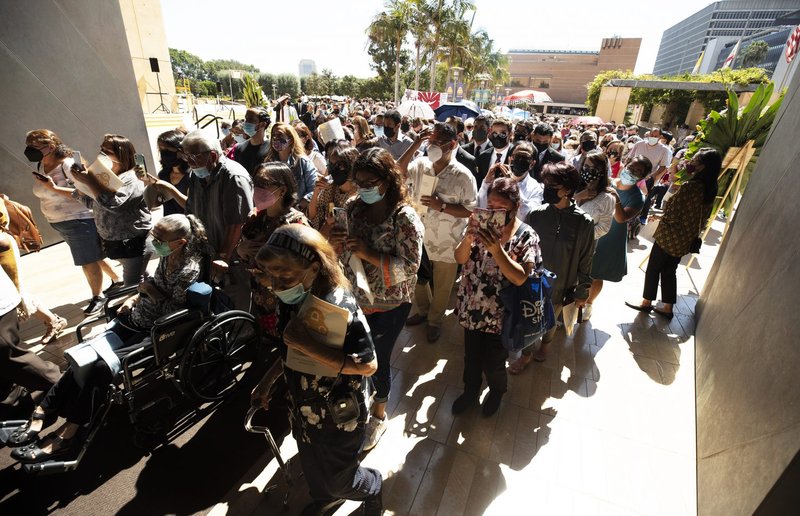 Católicos de Los Ángeles entran en la Catedral de Nuestra Señora de los Ángeles tras la apertura de las Puertas Santas. (Víctor Alemán)