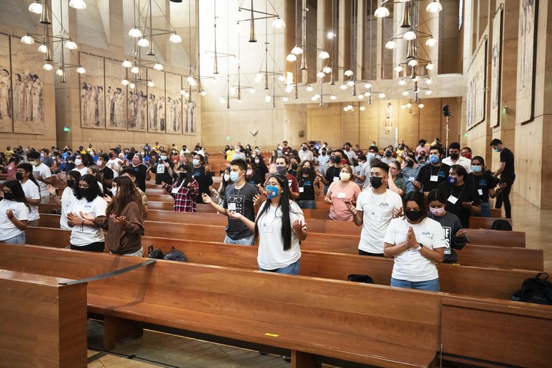 Católicos de Los Ángeles rezan en la Catedral de Nuestra Señora de los Ángeles durante la Ciudad de los Santos 2021. (Foto: Víctor Alemán)
