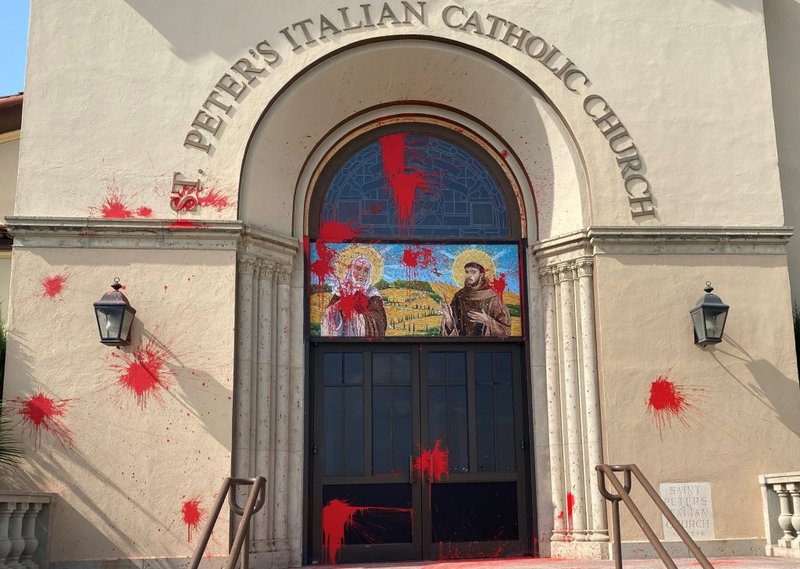 La fachada de la iglesia católica de San Pedro, cerca de Chinatown, el 11 de octubre, horas después de que los vándalos grabaran grafitis y derramaran pintura roja alrededor de la iglesia. (Foto: Angelus)