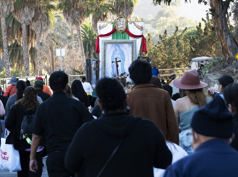 La procesión de la imagen peregrina de Guadalupe se detiene en el Aviario del Parque de las Aves en Avalon para un momento de oración y reflexión dirigido por el Obispo Marc V. Trudeau. (Víctor Alemán)