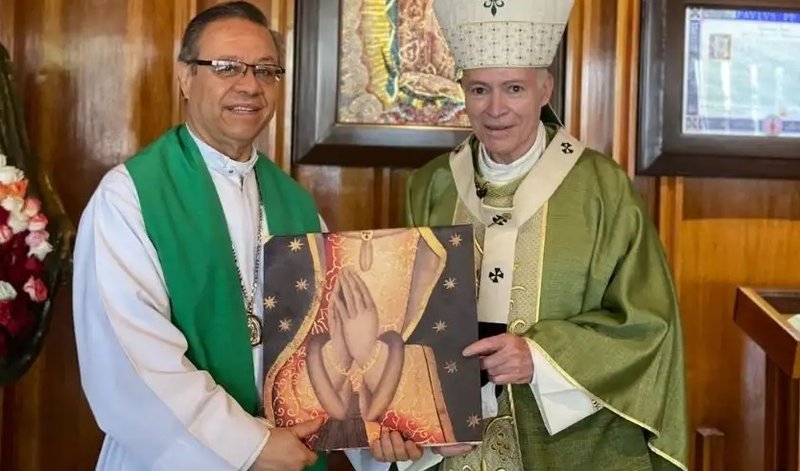 El P. Eduardo Chávez y el Cardenal Carlos Aguiar Retes sostienen el libro "La Virgen de Guadalupe y el amor misericordioso de Dios". (Foto: Cortesía ISEG.)