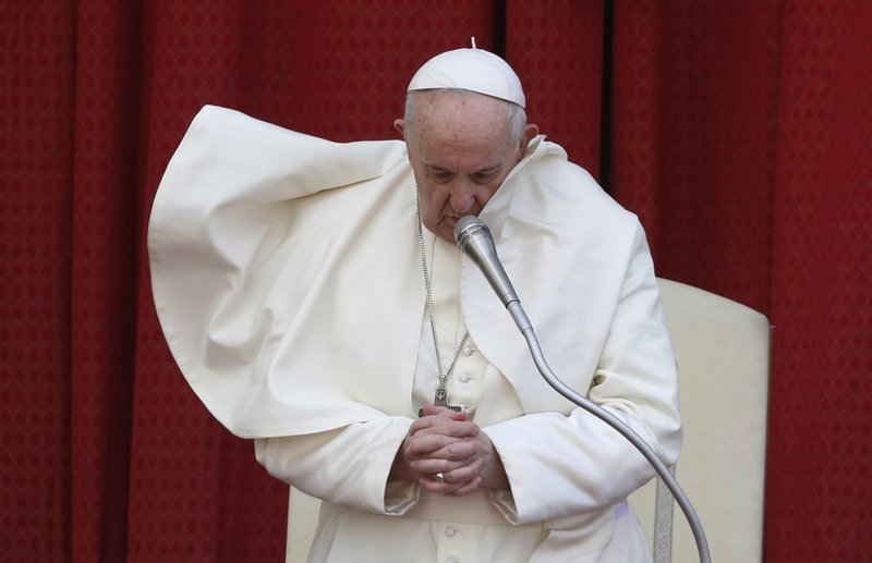 El Papa Francisco reza durante su audiencia general semanal en el Patio de San Dámaso del Palacio Apostólico en el Vaticano el 12 de mayo de 2021. Imagen referencial. (Foto: CNS /Paul Haring)