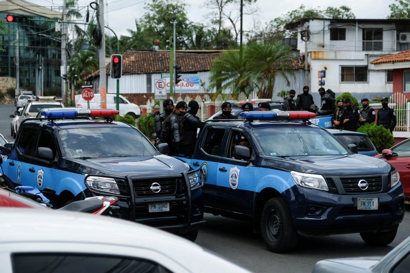 Oficiales de la Policía Nacional de Nicaragua vigilan fuera de la oficina del fiscal general en Managua el 21 de mayo de 2021. (Foto: CNS/Carlos Herrera, Reuters)