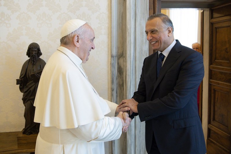 El primer ministro iraquí Mustafa al-Kadhimi saluda al Papa Francisco durante una audiencia privada en el Vaticano el 2 de julio de 2021. (Foto CNS /Vatican Media)