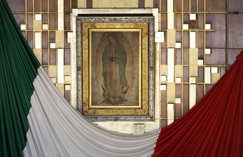La imagen original de Nuestra Señora de Guadalupe impresa en el manto de San Juan Diego se ve en la basílica de Ciudad de México el 13 de febrero de 2016. (Foto: Paul Haring/CNS.)