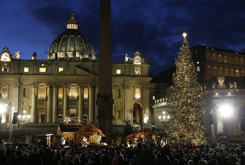 El árbol de Navidad brilla después de una ceremonia de iluminación en la Plaza de San Pedro en el Vaticano en esta foto de archivo del 5 de diciembre de 2019. Imagen referencial. (Foto CNS /Paul Haring)