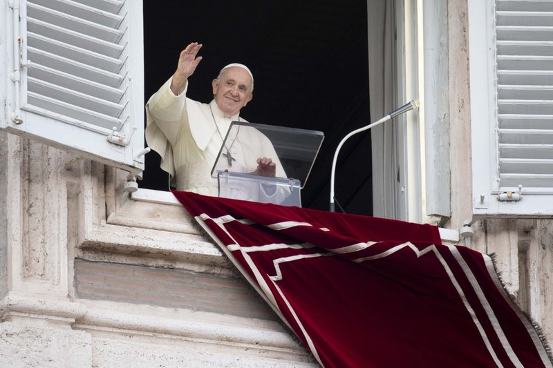 El Papa Francisco saluda a la multitud mientras dirige el Ángelus desde la ventana de su estudio con vistas a la Plaza de San Pedro en el Vaticano el 1 de noviembre de 2021, fiesta de Todos los Santos. Imagen referencial. (Foto: CNS/Vatican Media)